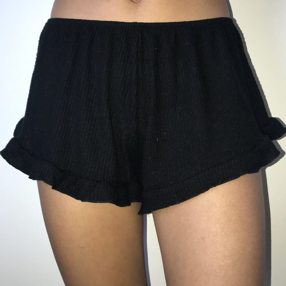 john gault black flowy shorts🖤